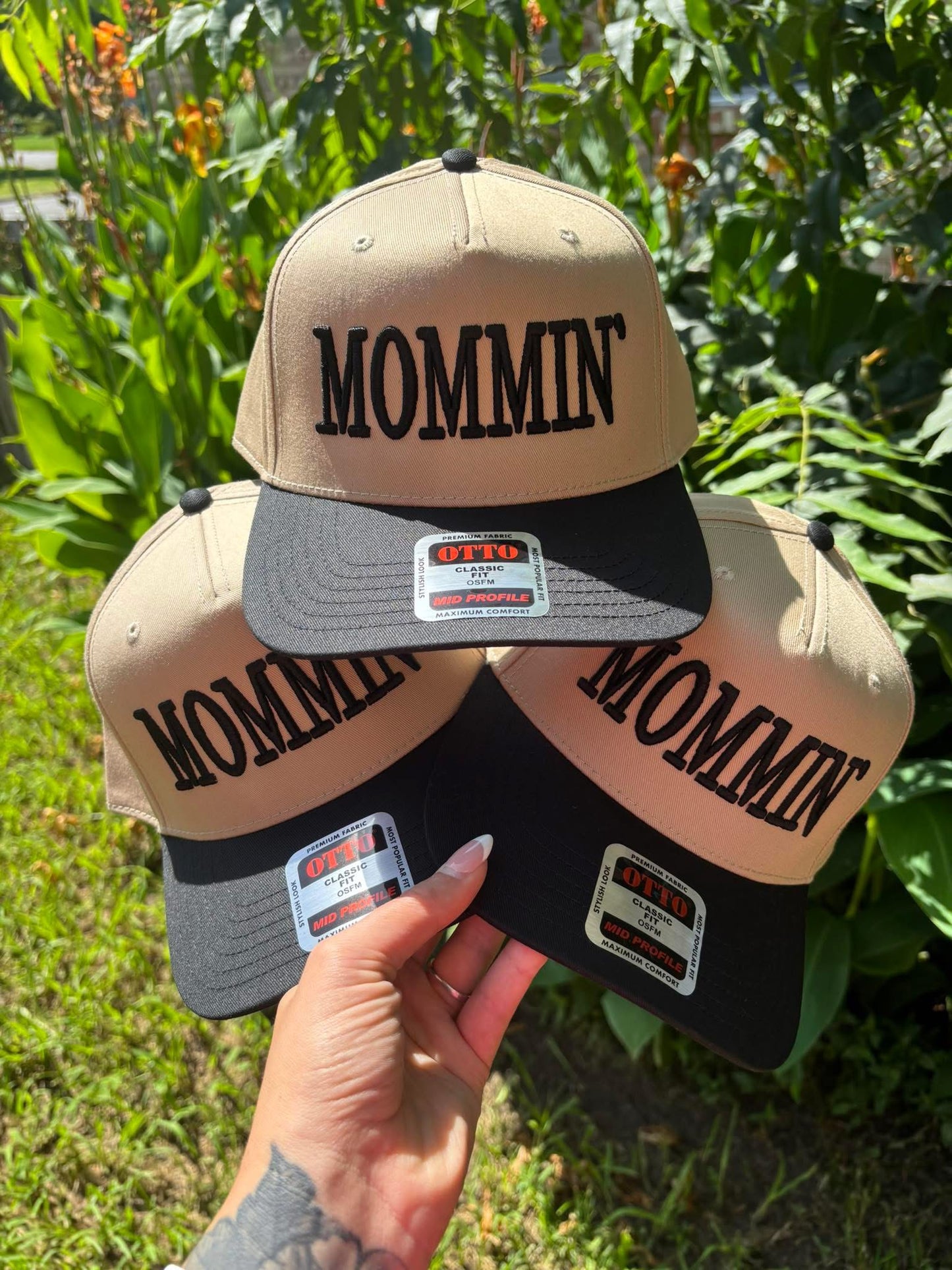 MOMMIN’ Embroidered Trucker Hat