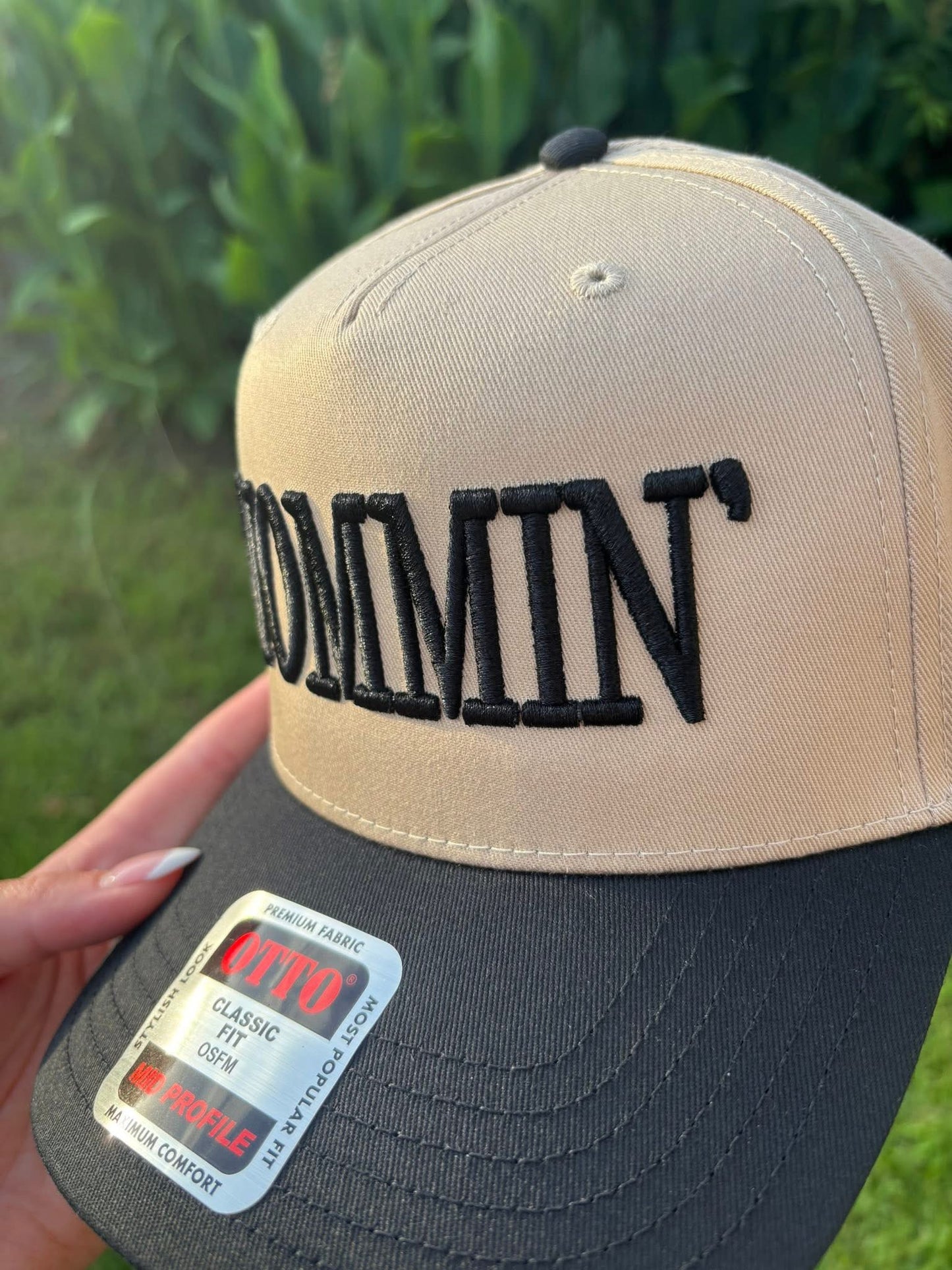 MOMMIN’ Embroidered Trucker Hat