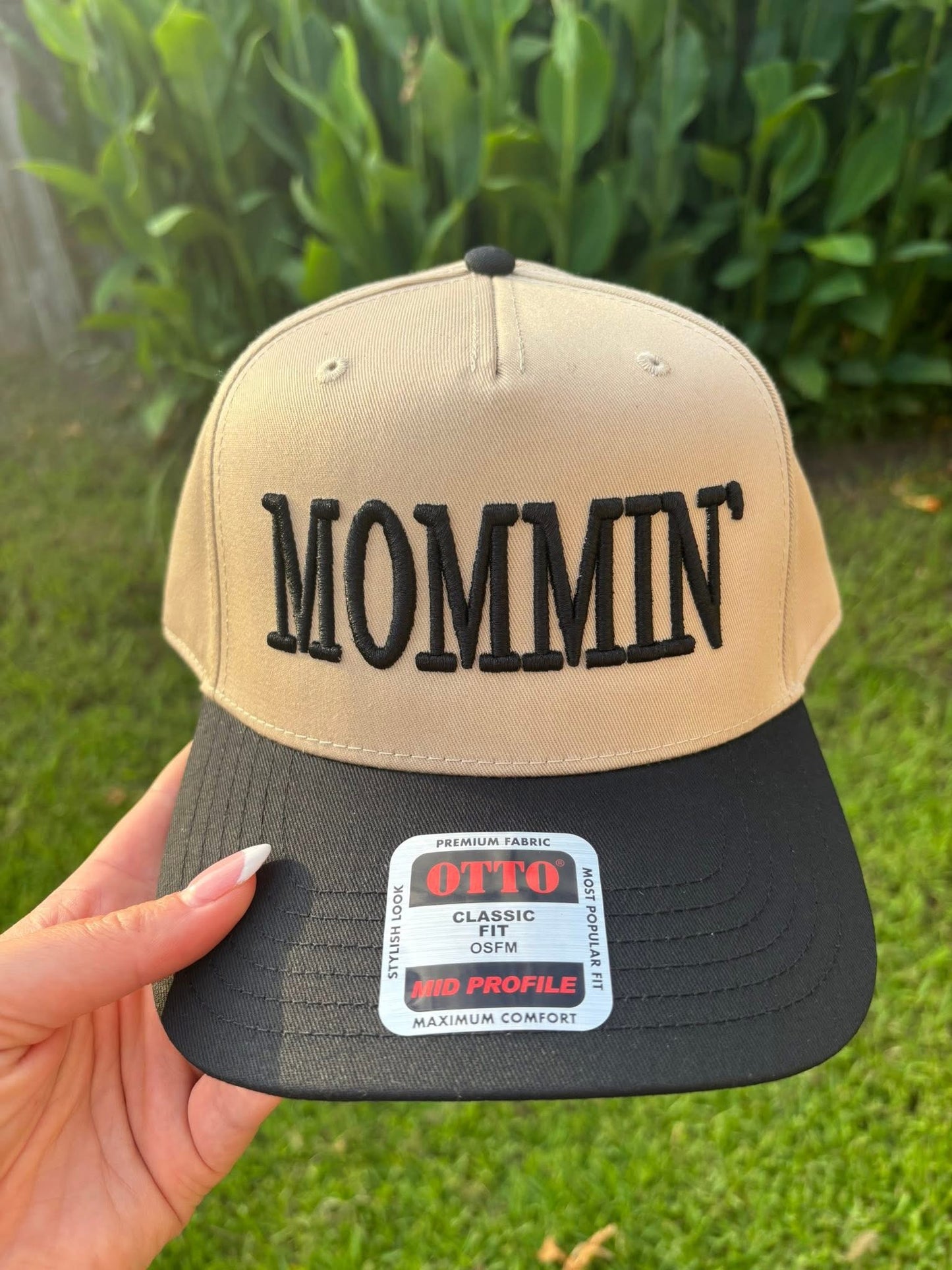 MOMMIN’ Embroidered Trucker Hat